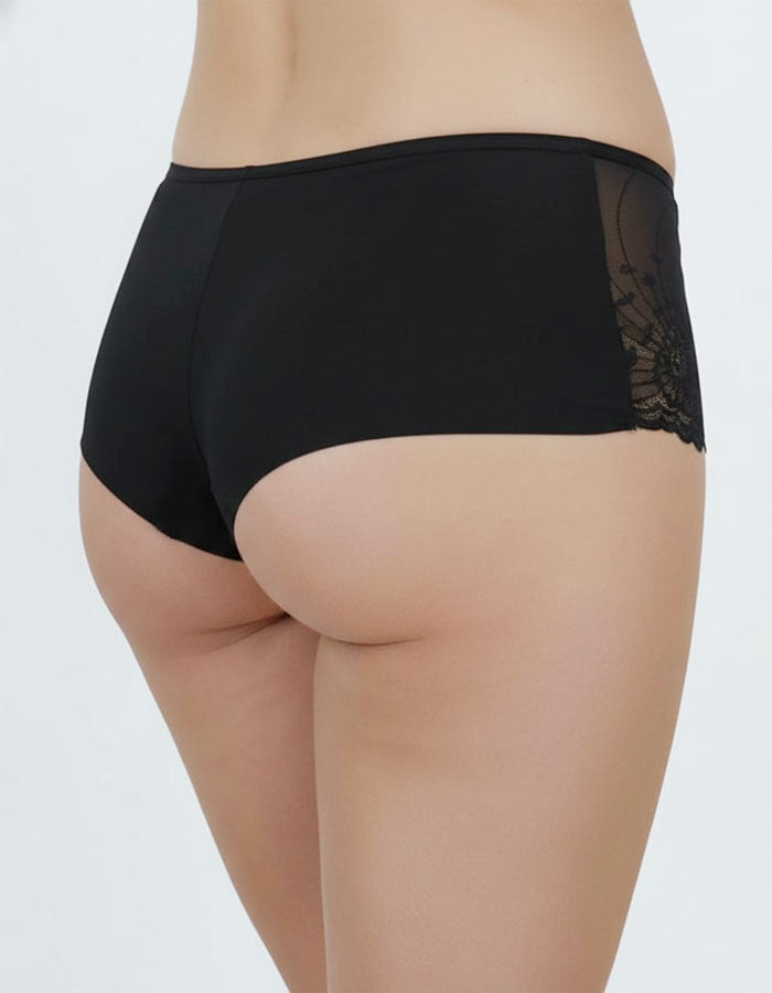 Уникален боксер/ бразилиана с ниска талия от подбрани бродерии в комбинация с тюл на задна част.
Елегантен, удобен и красив модел.
Няма съмнения за тези, които знаят, че бродерията е три пъти по-скъпа от дантелата.
Качеството на изработката е на много високо ниво, поради онагледяване на много компоненти, а именно:
-издръжливост
-устойчивост на третиране
-визия
-индивидуалност
-устойчивост на UV лъчи
Ние, екипът на Евита обичаме да използваме бродерии, защото знаем всички тези нейни качества.
Дизайнът на бро