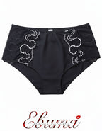 Евита - Въплъщение на Женствеността в Детайлите&nbsp;

Открийте новото ни бижу в колекцията на Евита - изключително женствения боксер, създаден да ви накара да се почувствате специални всеки ден. Нашето предложение комбинира подбрани флорални бродерии с изящен микрофибър, за да ви осигури несравнима елегантност и удобство.

✨ Красота без компромиси: Със своя уникален дизайн, този боксер подчертава вашата женственост, без да жертва комфорта. Без ластик на крачолите, той осигурява свобода на движение и ненадм