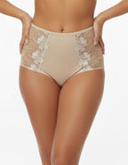 Евита - Въплъщение на Женствеността в Детайлите&nbsp;

Открийте новото ни бижу в колекцията на Евита - изключително женствения боксер, създаден да ви накара да се почувствате специални всеки ден. Нашето предложение комбинира подбрани флорални бродерии с изящен микрофибър, за да ви осигури несравнима елегантност и удобство.

✨ Красота без компромиси: Със своя уникален дизайн, този боксер подчертава вашата женственост, без да жертва комфорта. Без ластик на крачолите, той осигурява свобода на движение и ненадм