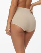 Евита - Въплъщение на Женствеността в Детайлите&nbsp;

Открийте новото ни бижу в колекцията на Евита - изключително женствения боксер, създаден да ви накара да се почувствате специални всеки ден. Нашето предложение комбинира подбрани флорални бродерии с изящен микрофибър, за да ви осигури несравнима елегантност и удобство.

✨ Красота без компромиси: Със своя уникален дизайн, този боксер подчертава вашата женственост, без да жертва комфорта. Без ластик на крачолите, той осигурява свобода на движение и ненадм