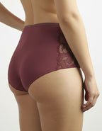 Евита - Въплъщение на Женствеността в Детайлите&nbsp;

Открийте новото ни бижу в колекцията на Евита - изключително женствения боксер, създаден да ви накара да се почувствате специални всеки ден. Нашето предложение комбинира подбрани флорални бродерии с изящен микрофибър, за да ви осигури несравнима елегантност и удобство.

✨ Красота без компромиси: Със своя уникален дизайн, този боксер подчертава вашата женственост, без да жертва комфорта. Без ластик на крачолите, той осигурява свобода на движение и ненадм