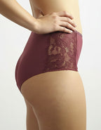 Евита - Въплъщение на Женствеността в Детайлите&nbsp;

Открийте новото ни бижу в колекцията на Евита - изключително женствения боксер, създаден да ви накара да се почувствате специални всеки ден. Нашето предложение комбинира подбрани флорални бродерии с изящен микрофибър, за да ви осигури несравнима елегантност и удобство.

✨ Красота без компромиси: Със своя уникален дизайн, този боксер подчертава вашата женственост, без да жертва комфорта. Без ластик на крачолите, той осигурява свобода на движение и ненадм