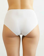 Евита - Въплъщение на Женствеността в Детайлите&nbsp;

Открийте новото ни бижу в колекцията на Евита - изключително женствения боксер, създаден да ви накара да се почувствате специални всеки ден. Нашето предложение комбинира подбрани флорални бродерии с изящен микрофибър, за да ви осигури несравнима елегантност и удобство.

✨ Красота без компромиси: Със своя уникален дизайн, този боксер подчертава вашата женственост, без да жертва комфорта. Без ластик на крачолите, той осигурява свобода на движение и ненадм