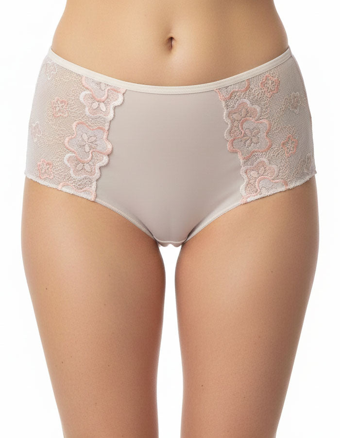 Евита - Въплъщение на Женствеността в Детайлите&nbsp;

Открийте новото ни бижу в колекцията на Евита - изключително женствения боксер, създаден да ви накара да се почувствате специални всеки ден. Нашето предложение комбинира подбрани флорални бродерии с изящен микрофибър, за да ви осигури несравнима елегантност и удобство.

✨ Красота без компромиси: Със своя уникален дизайн, този боксер подчертава вашата женственост, без да жертва комфорта. Без ластик на крачолите, той осигурява свобода на движение и ненадм