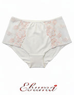 Евита - Въплъщение на Женствеността в Детайлите&nbsp;

Открийте новото ни бижу в колекцията на Евита - изключително женствения боксер, създаден да ви накара да се почувствате специални всеки ден. Нашето предложение комбинира подбрани флорални бродерии с изящен микрофибър, за да ви осигури несравнима елегантност и удобство.

✨ Красота без компромиси: Със своя уникален дизайн, този боксер подчертава вашата женственост, без да жертва комфорта. Без ластик на крачолите, той осигурява свобода на движение и ненадм