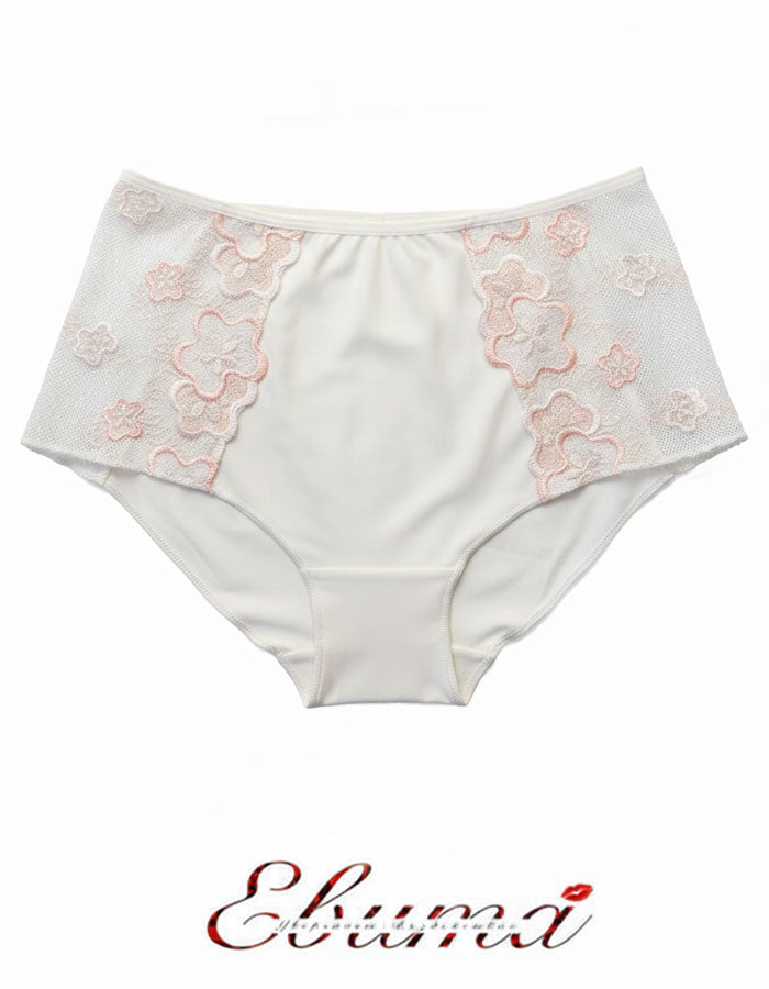 Евита - Въплъщение на Женствеността в Детайлите&nbsp;

Открийте новото ни бижу в колекцията на Евита - изключително женствения боксер, създаден да ви накара да се почувствате специални всеки ден. Нашето предложение комбинира подбрани флорални бродерии с изящен микрофибър, за да ви осигури несравнима елегантност и удобство.

✨ Красота без компромиси: Със своя уникален дизайн, този боксер подчертава вашата женственост, без да жертва комфорта. Без ластик на крачолите, той осигурява свобода на движение и ненадм