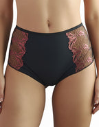 Евита - Въплъщение на Женствеността в Детайлите&nbsp;

Открийте новото ни бижу в колекцията на Евита - изключително женствения боксер, създаден да ви накара да се почувствате специални всеки ден. Нашето предложение комбинира подбрани флорални бродерии с изящен микрофибър, за да ви осигури несравнима елегантност и удобство.

✨ Красота без компромиси: Със своя уникален дизайн, този боксер подчертава вашата женственост, без да жертва комфорта. Без ластик на крачолите, той осигурява свобода на движение и ненадм