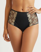 Евита - Въплъщение на Женствеността в Детайлите&nbsp;

Открийте новото ни бижу в колекцията на Евита - изключително женствения боксер, създаден да ви накара да се почувствате специални всеки ден. Нашето предложение комбинира подбрани флорални бродерии с изящен микрофибър, за да ви осигури несравнима елегантност и удобство.

✨ Красота без компромиси: Със своя уникален дизайн, този боксер подчертава вашата женственост, без да жертва комфорта. Без ластик на крачолите, той осигурява свобода на движение и ненадм