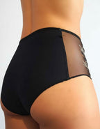 Евита - Въплъщение на Женствеността в Детайлите&nbsp;

Открийте новото ни бижу в колекцията на Евита - изключително женствения боксер, създаден да ви накара да се почувствате специални всеки ден. Нашето предложение комбинира подбрани флорални бродерии с изящен микрофибър, за да ви осигури несравнима елегантност и удобство.

✨ Красота без компромиси: Със своя уникален дизайн, този боксер подчертава вашата женственост, без да жертва комфорта. Без ластик на крачолите, той осигурява свобода на движение и ненадм