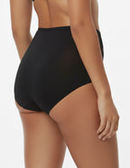 Евита - Въплъщение на Женствеността в Детайлите&nbsp;

Открийте новото ни бижу в колекцията на Евита - изключително женствения боксер, създаден да ви накара да се почувствате специални всеки ден. Нашето предложение комбинира подбрани флорални бродерии с изящен микрофибър, за да ви осигури несравнима елегантност и удобство.

✨ Красота без компромиси: Със своя уникален дизайн, този боксер подчертава вашата женственост, без да жертва комфорта. Без ластик на крачолите, той осигурява свобода на движение и ненадм