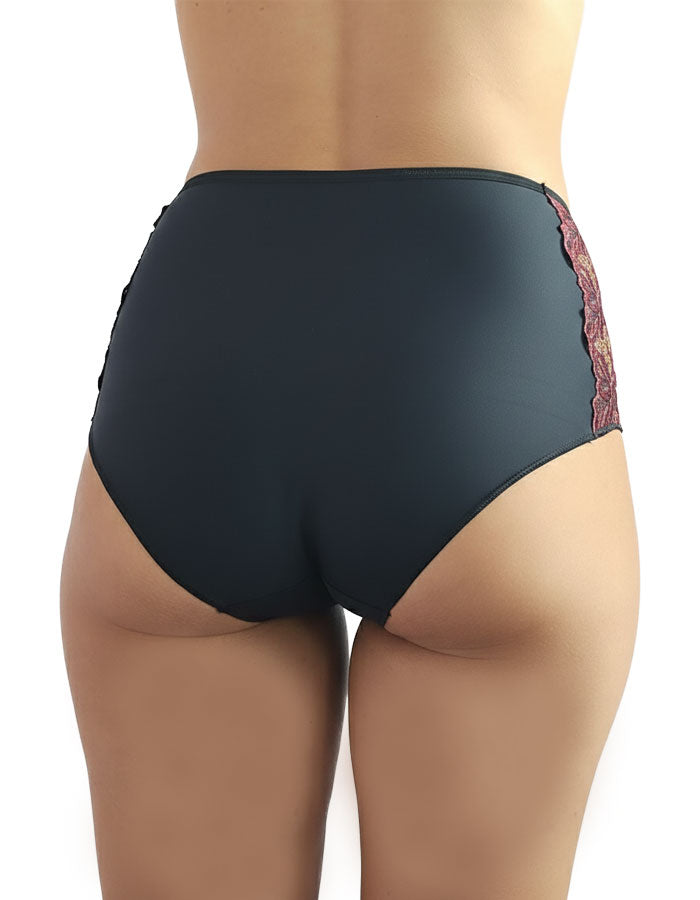 Евита - Въплъщение на Женствеността в Детайлите&nbsp;

Открийте новото ни бижу в колекцията на Евита - изключително женствения боксер, създаден да ви накара да се почувствате специални всеки ден. Нашето предложение комбинира подбрани флорални бродерии с изящен микрофибър, за да ви осигури несравнима елегантност и удобство.

✨ Красота без компромиси: Със своя уникален дизайн, този боксер подчертава вашата женственост, без да жертва комфорта. Без ластик на крачолите, той осигурява свобода на движение и ненадм