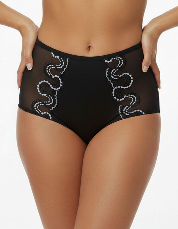 Евита - Въплъщение на Женствеността в Детайлите&nbsp;

Открийте новото ни бижу в колекцията на Евита - изключително женствения боксер, създаден да ви накара да се почувствате специални всеки ден. Нашето предложение комбинира подбрани флорални бродерии с изящен микрофибър, за да ви осигури несравнима елегантност и удобство.

✨ Красота без компромиси: Със своя уникален дизайн, този боксер подчертава вашата женственост, без да жертва комфорта. Без ластик на крачолите, той осигурява свобода на движение и ненадм