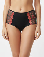 Евита - Въплъщение на Женствеността в Детайлите&nbsp;

Открийте новото ни бижу в колекцията на Евита - изключително женствения боксер, създаден да ви накара да се почувствате специални всеки ден. Нашето предложение комбинира подбрани флорални бродерии с изящен микрофибър, за да ви осигури несравнима елегантност и удобство.

✨ Красота без компромиси: Със своя уникален дизайн, този боксер подчертава вашата женственост, без да жертва комфорта. Без ластик на крачолите, той осигурява свобода на движение и ненадм