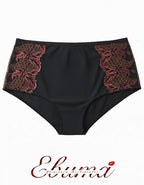 Евита - Въплъщение на Женствеността в Детайлите&nbsp;

Открийте новото ни бижу в колекцията на Евита - изключително женствения боксер, създаден да ви накара да се почувствате специални всеки ден. Нашето предложение комбинира подбрани флорални бродерии с изящен микрофибър, за да ви осигури несравнима елегантност и удобство.

✨ Красота без компромиси: Със своя уникален дизайн, този боксер подчертава вашата женственост, без да жертва комфорта. Без ластик на крачолите, той осигурява свобода на движение и ненадм