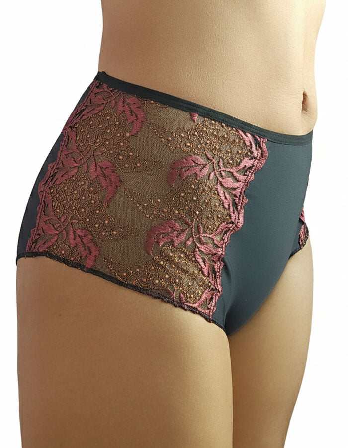 Евита - Въплъщение на Женствеността в Детайлите&nbsp;

Открийте новото ни бижу в колекцията на Евита - изключително женствения боксер, създаден да ви накара да се почувствате специални всеки ден. Нашето предложение комбинира подбрани флорални бродерии с изящен микрофибър, за да ви осигури несравнима елегантност и удобство.

✨ Красота без компромиси: Със своя уникален дизайн, този боксер подчертава вашата женственост, без да жертва комфорта. Без ластик на крачолите, той осигурява свобода на движение и ненадм