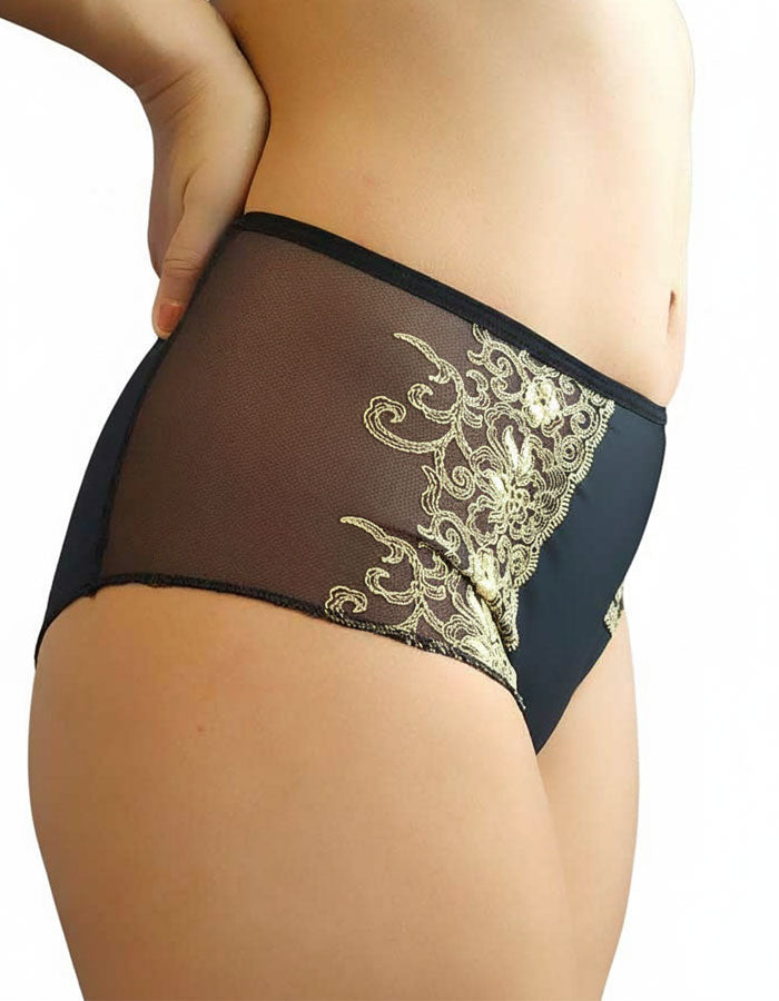 Евита - Въплъщение на Женствеността в Детайлите&nbsp;

Открийте новото ни бижу в колекцията на Евита - изключително женствения боксер, създаден да ви накара да се почувствате специални всеки ден. Нашето предложение комбинира подбрани флорални бродерии с изящен микрофибър, за да ви осигури несравнима елегантност и удобство.

✨ Красота без компромиси: Със своя уникален дизайн, този боксер подчертава вашата женственост, без да жертва комфорта. Без ластик на крачолите, той осигурява свобода на движение и ненадм