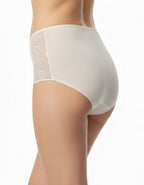 Евита - Въплъщение на Женствеността в Детайлите&nbsp;

Открийте новото ни бижу в колекцията на Евита - изключително женствения боксер, създаден да ви накара да се почувствате специални всеки ден. Нашето предложение комбинира подбрани флорални бродерии с изящен микрофибър, за да ви осигури несравнима елегантност и удобство.

✨ Красота без компромиси: Със своя уникален дизайн, този боксер подчертава вашата женственост, без да жертва комфорта. Без ластик на крачолите, той осигурява свобода на движение и ненадм