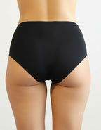 Евита - Въплъщение на Женствеността в Детайлите&nbsp;

Открийте новото ни бижу в колекцията на Евита - изключително женствения боксер, създаден да ви накара да се почувствате специални всеки ден. Нашето предложение комбинира подбрани флорални бродерии с изящен микрофибър, за да ви осигури несравнима елегантност и удобство.

✨ Красота без компромиси: Със своя уникален дизайн, този боксер подчертава вашата женственост, без да жертва комфорта. Без ластик на крачолите, той осигурява свобода на движение и ненадм