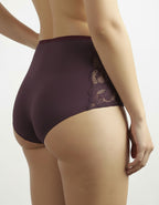 Евита - Въплъщение на Женствеността в Детайлите&nbsp;

Открийте новото ни бижу в колекцията на Евита - изключително женствения боксер, създаден да ви накара да се почувствате специални всеки ден. Нашето предложение комбинира подбрани флорални бродерии с изящен микрофибър, за да ви осигури несравнима елегантност и удобство.

✨ Красота без компромиси: Със своя уникален дизайн, този боксер подчертава вашата женственост, без да жертва комфорта. Без ластик на крачолите, той осигурява свобода на движение и ненадм