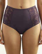 Евита - Въплъщение на Женствеността в Детайлите&nbsp;

Открийте новото ни бижу в колекцията на Евита - изключително женствения боксер, създаден да ви накара да се почувствате специални всеки ден. Нашето предложение комбинира подбрани флорални бродерии с изящен микрофибър, за да ви осигури несравнима елегантност и удобство.

✨ Красота без компромиси: Със своя уникален дизайн, този боксер подчертава вашата женственост, без да жертва комфорта. Без ластик на крачолите, той осигурява свобода на движение и ненадм