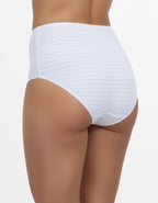 3 в 1 Модел – уникално съчетание от три функции в един продукт. Нашият модел комбинира удобството на боксерите, елегантността на бикините и поддържащата функция на колана. Изработен от специален стягащ микрофибър, този модел осигурява отлична поддръжка и комфорт през целия ден.

Предимства:
Удобен и функционален: Перфектен за ежедневно носене, с изчистен и стилен дизайн.
Висококачествени материали: Произведен в България с внимание към детайла, съставен от 88% полиамид и 12% еластан, гарантиращи дълготрайнос