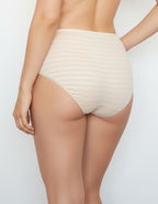 3 в 1 Модел – уникално съчетание от три функции в един продукт. Нашият модел комбинира удобството на боксерите, елегантността на бикините и поддържащата функция на колана. Изработен от специален стягащ микрофибър, този модел осигурява отлична поддръжка и комфорт през целия ден.

Предимства:
Удобен и функционален: Перфектен за ежедневно носене, с изчистен и стилен дизайн.&nbsp; &nbsp; &nbsp; &nbsp; &nbsp; &nbsp; &nbsp; &nbsp; &nbsp; &nbsp; &nbsp; &nbsp; &nbsp; &nbsp; &nbsp; &nbsp; &nbsp; &nbsp; &nbsp; &nbsp;