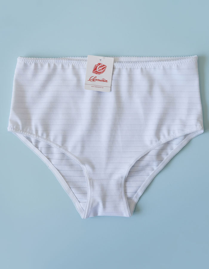 3 в 1 Модел – уникално съчетание от три функции в един продукт. Нашият модел комбинира удобството на боксерите, елегантността на бикините и поддържащата функция на колана. Изработен от специален стягащ микрофибър, този модел осигурява отлична поддръжка и комфорт през целия ден.

Предимства:
Удобен и функционален: Перфектен за ежедневно носене, с изчистен и стилен дизайн.
Висококачествени материали: Произведен в България с внимание към детайла, съставен от 88% полиамид и 12% еластан, гарантиращи дълготрайнос