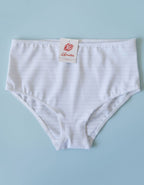 3 в 1 Модел – уникално съчетание от три функции в един продукт. Нашият модел комбинира удобството на боксерите, елегантността на бикините и поддържащата функция на колана. Изработен от специален стягащ микрофибър, този модел осигурява отлична поддръжка и комфорт през целия ден.

Предимства:
Удобен и функционален: Перфектен за ежедневно носене, с изчистен и стилен дизайн.
Висококачествени материали: Произведен в България с внимание към детайла, съставен от 88% полиамид и 12% еластан, гарантиращи дълготрайнос