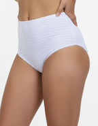 3 в 1 Модел – уникално съчетание от три функции в един продукт. Нашият модел комбинира удобството на боксерите, елегантността на бикините и поддържащата функция на колана. Изработен от специален стягащ микрофибър, този модел осигурява отлична поддръжка и комфорт през целия ден.

Предимства:
Удобен и функционален: Перфектен за ежедневно носене, с изчистен и стилен дизайн.
Висококачествени материали: Произведен в България с внимание към детайла, съставен от 88% полиамид и 12% еластан, гарантиращи дълготрайнос