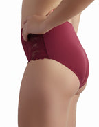 Изключително женствен бикина/ боксер/ колан от подбрани дантели в съчетание с микрофибър.
Елегантен, удобен и красив с удобна дълбочина.
Памучното парче стига до талията, т.е коремната зона остава покрита с функционален плат.

Молим да обърнете внимание, че артикулите с по-голям размер са с по-високи цени.
Дизайнът на дантелата може да се различава от този на снимката, но рядко.
Отлично качество
Произведено в България
Състав: 88% полиамид и 12% еластан