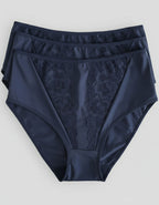 Поглезете себе си с комфорт и стил, които заслужавате!
Тези луксозни бикини с висока талия предлагат перфектно оформяне и изключителна мекота, за да се чувствате уверени и красиви всеки ден.


&nbsp;Защо да изберете този модел?&nbsp;
✔ Перфектно оформяне – високата талия и микрофибърът в коремната зона нежно прибира и изглажда силуета.
✔ Разкошен дизайн – фина дантелена притурка върху микрофибъра придава женственост и изтънченост.
✔ Пълно покритие на задната част – осигурява стабилност и комфорт, без да се 