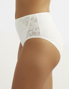 Защо да изберете нашите Бикини?

Чувственост и Елегантност: Изящната, нежна Дантела придава&nbsp; секси и красиво&nbsp; излъчване, което ще повдигне самочувствието Ви и ще Ви накара да се почувствате неустоима.

Несравним Комфорт: Въпреки изтънчения си вид, тези удобни бикини са идеални за ежедневието. &nbsp;Изработени от висококачествени материали, те осигуряват удобство през целия ден.

Перфектно Прилягане: Кройката на бикините &nbsp;деликатно подчертава извивките, без да очертава, което ги прави идеални 