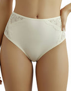 Защо да изберете нашите Бикини?

Чувственост и Елегантност:&nbsp;Изящната, нежна дантела придава&nbsp;секси&nbsp;и&nbsp;красиво&nbsp;излъчване, което ще повдигне самочувствието Ви и ще Ви накара да се почувствате неустоима.

Несравним Комфорт:&nbsp;Въпреки изтънчения си вид, тези&nbsp;удобни бикини&nbsp;са идеални за&nbsp;ежедневието.&nbsp;&nbsp;Изработени от висококачествени материали, те осигуряват&nbsp;удобство&nbsp;през целия ден.

Перфектно Прилягане:&nbsp;Кройката на&nbsp;бикините&nbsp;деликатно подче