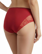 Преживейте Изискаността и Комфорта с нашата зашеметяваща бикина, обогатена с луксозен привкус, предоставяйки Ви несравнин Стил и Удоволствие. Тази изключителна бикина с висока талия съчетава удобство с изящество и красиви детайли, които я правят впечатляваща.

Двойният тюл по крайщата й отпред и отзад придава изисканост и неповторимост на модела. С гладките шевове отпред, тази бикина не само предлага страхотен дизайн, но и гладко приляга към тялото, осигурявайки Ви комфорт през целия ден.

Зашеметяваща бики