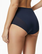 Преживейте Изискаността и Комфорта с нашата зашеметяваща бикина, обогатена с луксозен привкус, предоставяйки Ви несравнин Стил и Удоволствие. Тази изключителна бикина с висока талия съчетава удобство с изящество и красиви детайли, които я правят впечатляваща.

Двойният тюл по крайщата й отпред и отзад придава изисканост и неповторимост на модела. С гладките шевове отпред, тази бикина не само предлага страхотен дизайн, но и гладко приляга към тялото, осигурявайки Ви комфорт през целия ден.

Зашеметяваща бики