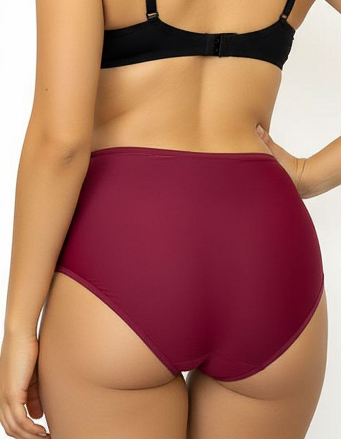 Поглезете себе си с комфорт и стил, които заслужавате!
Тези луксозни бикини с висока талия предлагат перфектно оформяне и изключителна мекота, за да се чувствате уверени и красиви всеки ден.


&nbsp;Защо да изберете този модел?&nbsp;
✔ Перфектно оформяне – високата талия и микрофибърът в коремната зона нежно прибира и изглажда силуета.
✔ Разкошен дизайн – фина дантелена притурка върху микрофибъра придава женственост и изтънченост.
✔ Пълно покритие на задната част – осигурява стабилност и комфорт, без да се 