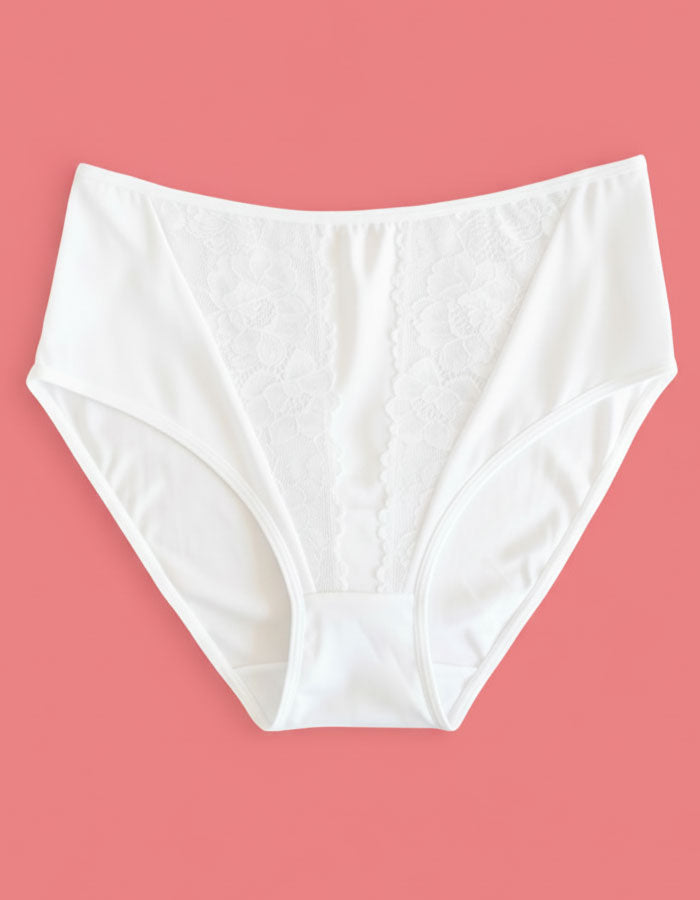 Поглезете себе си с комфорт и стил, които заслужавате!
Тези луксозни бикини с висока талия предлагат перфектно оформяне и изключителна мекота, за да се чувствате уверени и красиви всеки ден.


&nbsp;Защо да изберете този модел?&nbsp;
✔ Перфектно оформяне – високата талия и микрофибърът в коремната зона нежно прибира и изглажда силуета.
✔ Разкошен дизайн – фина дантелена притурка върху микрофибъра придава женственост и изтънченост.
✔ Пълно покритие на задната част – осигурява стабилност и комфорт, без да се 