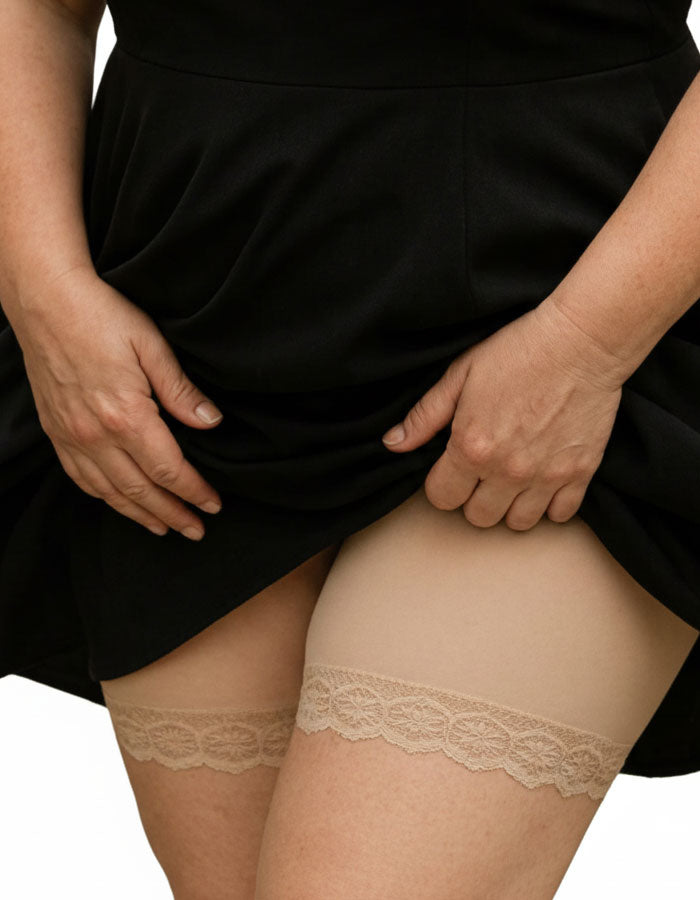 Зоната, където е хигиенното памучно парче е подсилено с допълнителни шевове за повече здравина.
Дантелата, която се слага за завършек, освен че стой красиво, не допуска набиране нагоре и е мека и еластична, което няма да дразни кожата.
Тук се вижда, че памучното хигиенно парче покрива цялата зона в удобна ширина, т.е можете да носите боксерът без бельо, защото е достатъчно покривно.
Моделът е подходящ за едри дами и служи против протриване на бедрата.
Дизайнът на дантелата може да се различава от този на сн