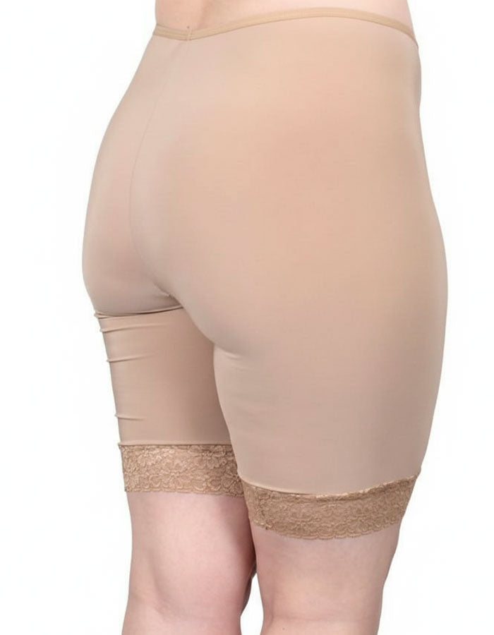 Зоната, където е хигиенното памучно парче е подсилено с допълнителни шевове за повече здравина.
Дантелата, която се слага за завършек, освен че стой красиво, не допуска набиране нагоре и е мека и еластична, което няма да дразни кожата.
Тук се вижда, че памучното хигиенно парче покрива цялата зона в удобна ширина, т.е можете да носите боксерът без бельо, защото е достатъчно покривно.
Моделът е подходящ за едри дами и служи против протриване на бедрата.
Дизайнът на дантелата може да се различава от този на сн