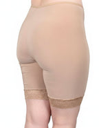 Зоната, където е хигиенното памучно парче е подсилено с допълнителни шевове за повече здравина.
Дантелата, която се слага за завършек, освен че стой красиво, не допуска набиране нагоре и е мека и еластична, което няма да дразни кожата.
Тук се вижда, че памучното хигиенно парче покрива цялата зона в удобна ширина, т.е можете да носите боксерът без бельо, защото е достатъчно покривно.
Моделът е подходящ за едри дами и служи против протриване на бедрата.
Дизайнът на дантелата може да се различава от този на сн