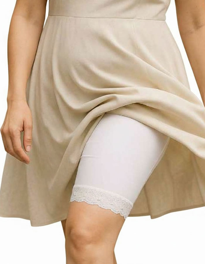 Зоната, където е хигиенното памучно парче е подсилено с допълнителни шевове за повече здравина.
Дантелата, която се слага за завършек, освен че стой красиво, не допуска набиране нагоре и е мека и еластична, което няма да дразни кожата.
Тук се вижда, че памучното хигиенно парче покрива цялата зона в удобна ширина, т.е можете да носите боксерът без бельо, защото е достатъчно покривно.
Моделът е подходящ за едри дами и служи против протриване на бедрата.
Дизайнът на дантелата може да се различава от този на сн