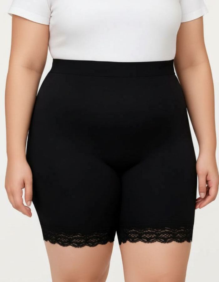 Зоната, където е хигиенното памучно парче е подсилено с допълнителни шевове за повече здравина.
Дантелата, която се слага за завършек, освен че стой красиво, не допуска набиране нагоре и е мека и еластична, което няма да дразни кожата.
Тук се вижда, че памучното хигиенно парче покрива цялата зона в удобна ширина, т.е можете да носите боксерът без бельо, защото е достатъчно покривно.
Моделът е подходящ за едри дами и служи против протриване на бедрата.
Дизайнът на дантелата може да се различава от този на сн