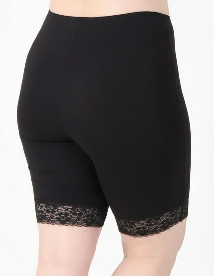 Зоната, където е хигиенното памучно парче е подсилено с допълнителни шевове за повече здравина.
Дантелата, която се слага за завършек, освен че стой красиво, не допуска набиране нагоре и е мека и еластична, което няма да дразни кожата.
Тук се вижда, че памучното хигиенно парче покрива цялата зона в удобна ширина, т.е можете да носите боксерът без бельо, защото е достатъчно покривно.
Моделът е подходящ за едри дами и служи против протриване на бедрата.
Дизайнът на дантелата може да се различава от този на сн