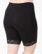 Зоната, където е хигиенното памучно парче е подсилено с допълнителни шевове за повече здравина.
Дантелата, която се слага за завършек, освен че стой красиво, не допуска набиране нагоре и е мека и еластична, което няма да дразни кожата.
Тук се вижда, че памучното хигиенно парче покрива цялата зона в удобна ширина, т.е можете да носите боксерът без бельо, защото е достатъчно покривно.
Моделът е подходящ за едри дами и служи против протриване на бедрата.
Дизайнът на дантелата може да се различава от този на сн