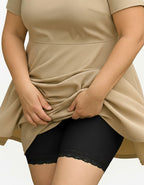 Зоната, където е хигиенното памучно парче е подсилено с допълнителни шевове за повече здравина.
Дантелата, която се слага за завършек, освен че стой красиво, не допуска набиране нагоре и е мека и еластична, което няма да дразни кожата.
Тук се вижда, че памучното хигиенно парче покрива цялата зона в удобна ширина, т.е можете да носите боксерът без бельо, защото е достатъчно покривно.
Моделът е подходящ за едри дами и служи против протриване на бедрата.
Дизайнът на дантелата може да се различава от този на сн