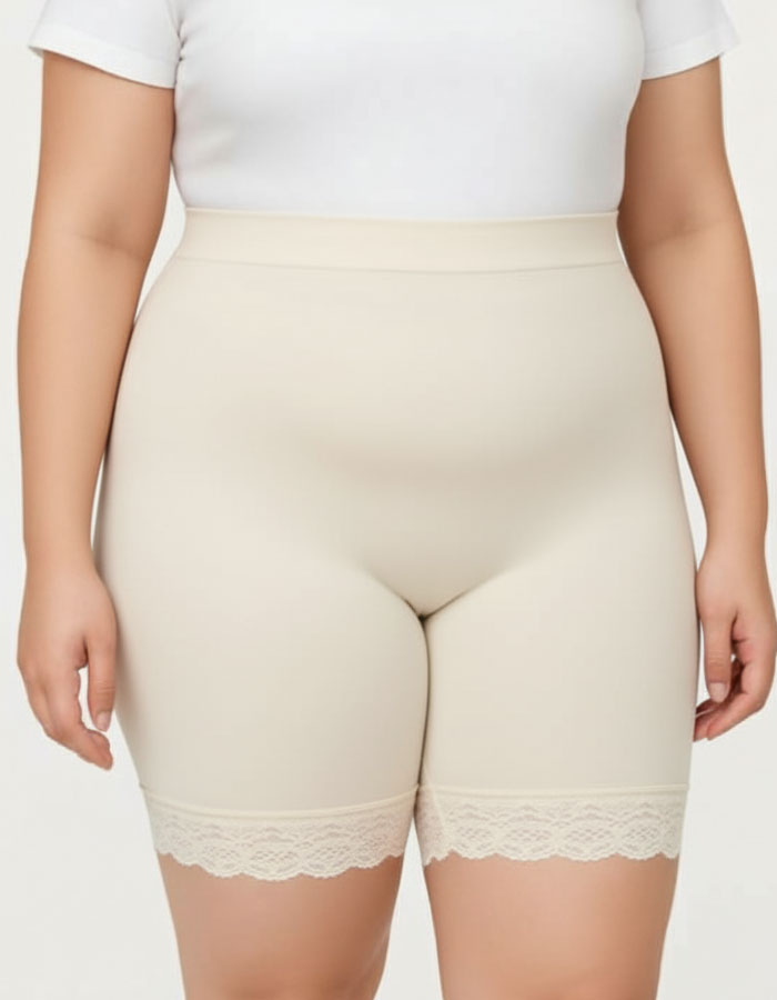 Зоната, където е хигиенното памучно парче е подсилено с допълнителни шевове за повече здравина.
Дантелата, която се слага за завършек, освен че стой красиво, не допуска набиране нагоре и е мека и еластична, което няма да дразни кожата.
Тук се вижда, че памучното хигиенно парче покрива цялата зона в удобна ширина, т.е можете да носите боксерът без бельо, защото е достатъчно покривно.
Моделът е подходящ за едри дами и служи против протриване на бедрата.
Дизайнът на дантелата може да се различава от този на сн