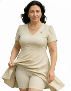 Зоната, където е хигиенното памучно парче е подсилено с допълнителни шевове за повече здравина.
Дантелата, която се слага за завършек, освен че стой красиво, не допуска набиране нагоре и е мека и еластична, което няма да дразни кожата.
Тук се вижда, че памучното хигиенно парче покрива цялата зона в удобна ширина, т.е можете да носите боксерът без бельо, защото е достатъчно покривно.
Моделът е подходящ за едри дами и служи против протриване на бедрата.
Дизайнът на дантелата може да се различава от този на сн