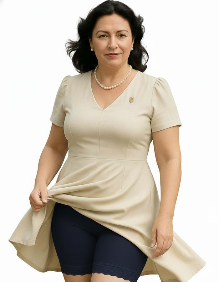 Зоната, където е хигиенното памучно парче е подсилено с допълнителни шевове за повече здравина.
Дантелата, която се слага за завършек, освен че стой красиво, не допуска набиране нагоре и е мека и еластична, което няма да дразни кожата.
Тук се вижда, че памучното хигиенно парче покрива цялата зона в удобна ширина, т.е можете да носите боксерът без бельо, защото е достатъчно покривно.
Моделът е подходящ за едри дами и служи против протриване на бедрата.
Дизайнът на дантелата може да се различава от този на сн