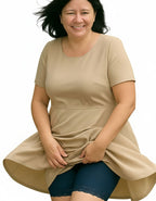 Зоната, където е хигиенното памучно парче е подсилено с допълнителни шевове за повече здравина.
Дантелата, която се слага за завършек, освен че стой красиво, не допуска набиране нагоре и е мека и еластична, което няма да дразни кожата.
Тук се вижда, че памучното хигиенно парче покрива цялата зона в удобна ширина, т.е можете да носите боксерът без бельо, защото е достатъчно покривно.
Моделът е подходящ за едри дами и служи против протриване на бедрата.
Дизайнът на дантелата може да се различава от този на сн