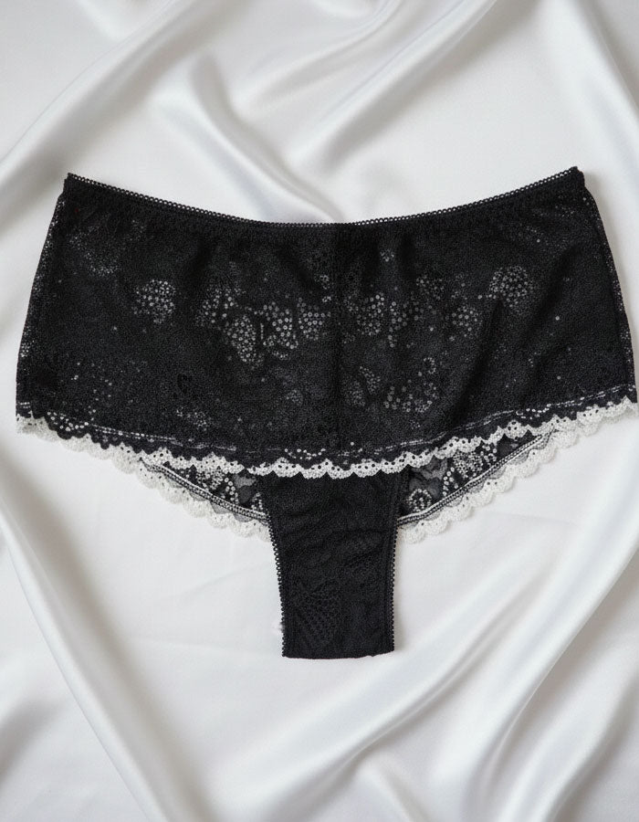 Почувствай Изисканост и Комфорт с Всеки Дъх!&nbsp;

Представяме ти върха на елегантността и удобството – Дантелен боксер/бразилиана Evita! Създаден да прегърне тялото ти с нежност и да подчертае твоята женственост, този модел е повече от просто дамско бельо – той е преживяване.

&nbsp;Елегантност, Удобство и Красота в Едно!

Открий перфектната хармония, която търсиш, с този&nbsp;елегантен, удобен и красив модел. Дизайнът със средна дълбочина е идеален за всяка фигура, осигурявайки не само стил, но и изключи